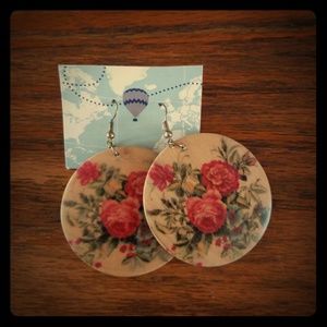 Wood flower round earrings